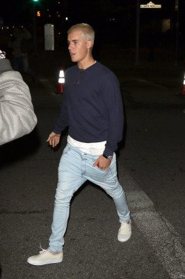 26.02 | Justin Bieber é fotografado em Beverly Hills, na Califórnia