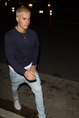 26.02 | Justin Bieber é fotografado em Beverly Hills, na Califórnia