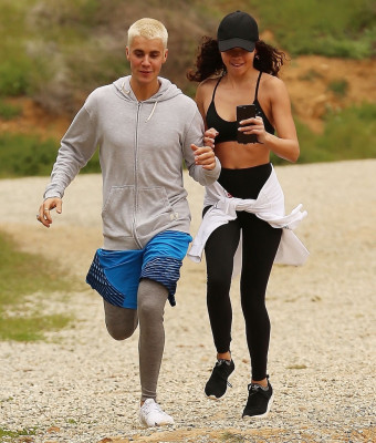 26.02 | Justin Bieber e Ashley Moore fazendo caminhada em Los Angeles, CA