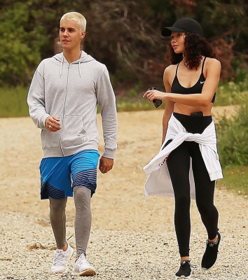 26.02 | Justin Bieber e Ashley Moore fazendo caminhada em Los Angeles, CA