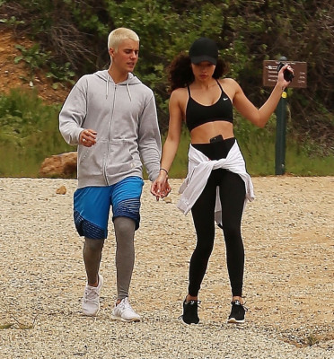 26.02 | Justin Bieber e Ashley Moore fazendo caminhada em Los Angeles, CA