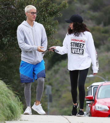 26.02 | Justin Bieber e Ashley Moore fazendo caminhada em Los Angeles, CA