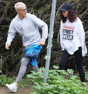 26.02 | Justin Bieber e Ashley Moore fazendo caminhada em Los Angeles, CA