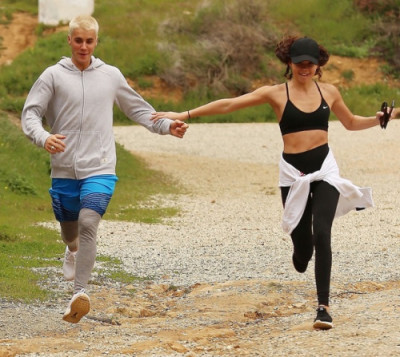 26.02 | Justin Bieber e Ashley Moore fazendo caminhada em Los Angeles, CA