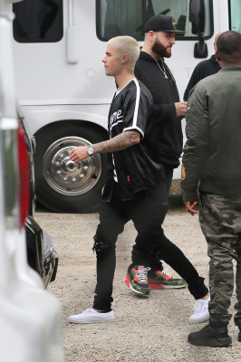 27.02 | Justin Bieber é fotografado em Malibu, CA