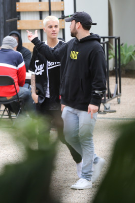 27.02 | Justin Bieber é fotografado em Malibu, CA