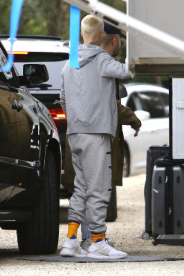 27.02 | Justin Bieber é fotografado em Malibu, CA