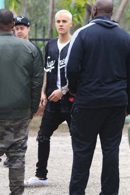 27.02 | Justin Bieber é fotografado em Malibu, CA