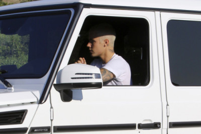 28.02 | Justin Bieber caminhando pelas ruas de Los Angeles, CA