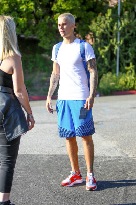 28.02 | Justin Bieber caminhando pelas ruas de Los Angeles, CA
