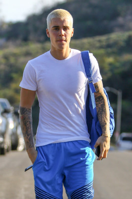 28.02 | Justin Bieber caminhando pelas ruas de Los Angeles, CA