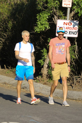 28.02 | Justin Bieber caminhando pelas ruas de Los Angeles, CA
