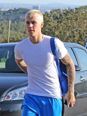 28.02 | Justin Bieber caminhando pelas ruas de Los Angeles, CA