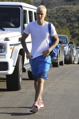 28.02 | Justin Bieber caminhando pelas ruas de Los Angeles, CA