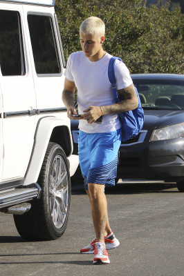 28.02 | Justin Bieber caminhando pelas ruas de Los Angeles, CA