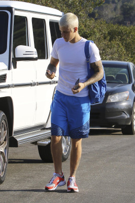 28.02 | Justin Bieber caminhando pelas ruas de Los Angeles, CA
