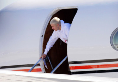 03.01 | Justin Bieber é fotografado no aeroporto em Van Nuys, CA