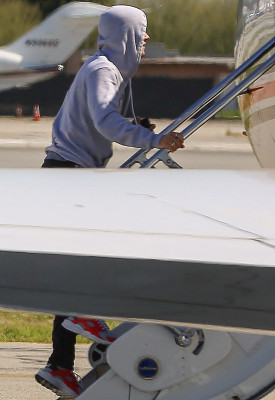 03.01 | Justin Bieber é fotografado no aeroporto em Van Nuys, CA