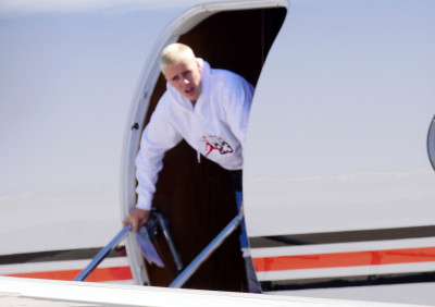 03.01 | Justin Bieber é fotografado no aeroporto em Van Nuys, CA