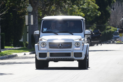 03.01 | Justin Bieber é fotografado em Toluca Lake, CA