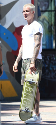 03.06 | Justin Bieber é fotografado em Perth, na Austrália