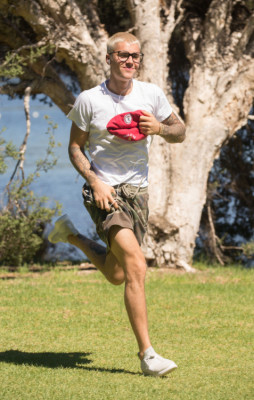 03.06 | Justin Bieber é fotografado em Perth, na Austrália
