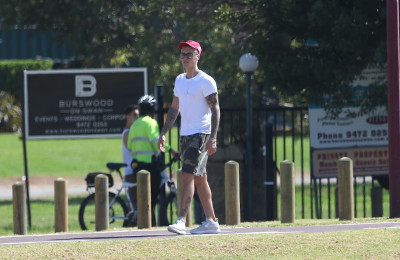 03.06 | Justin Bieber é fotografado em Perth, na Austrália