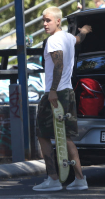 03.06 | Justin Bieber é fotografado em Perth, na Austrália