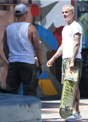 03.06 | Justin Bieber é fotografado em Perth, na Austrália