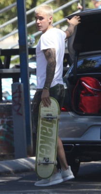 03.06 | Justin Bieber é fotografado em Perth, na Austrália