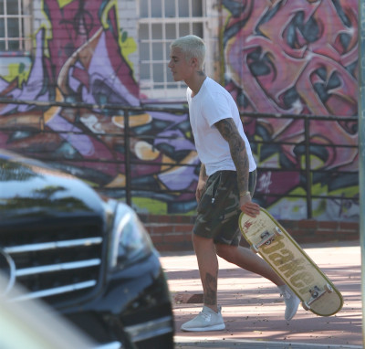 03.06 | Justin Bieber é fotografado em Perth, na Austrália