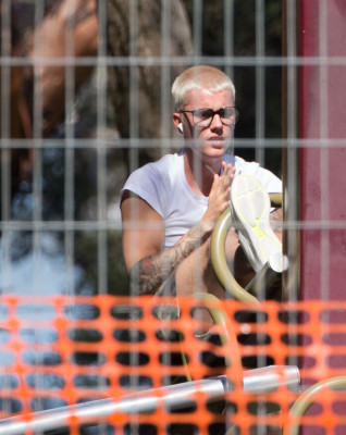 03.06 | Justin Bieber é fotografado em Perth, na Austrália