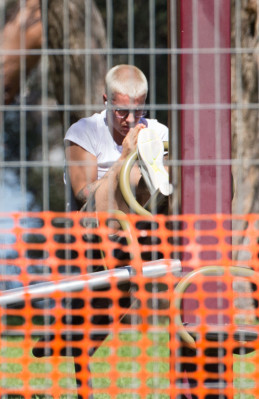 03.06 | Justin Bieber é fotografado em Perth, na Austrália