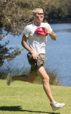 03.06 | Justin Bieber é fotografado em Perth, na Austrália