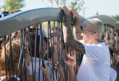 03.07 | Justin Bieber atende fãs em Perth, na Austrália