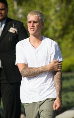 03.07 | Justin Bieber atende fãs em Perth, na Austrália