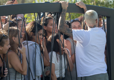 03.07 | Justin Bieber atende fãs em Perth, na Austrália