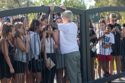 03.07 | Justin Bieber atende fãs em Perth, na Austrália