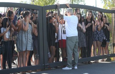 03.07 | Justin Bieber atende fãs em Perth, na Austrália