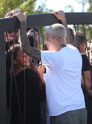 03.07 | Justin Bieber atende fãs em Perth, na Austrália