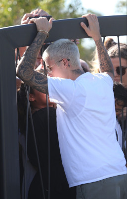 03.07 | Justin Bieber atende fãs em Perth, na Austrália