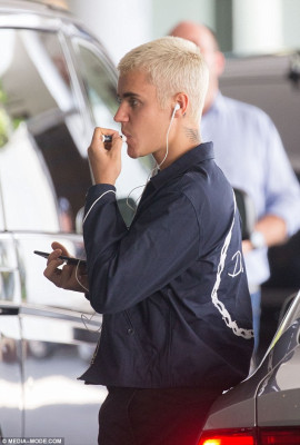 03.08 | Justin Bieber é fotografado em Perth, na Austrália