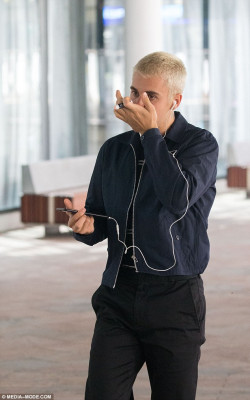 03.08 | Justin Bieber é fotografado em Perth, na Austrália