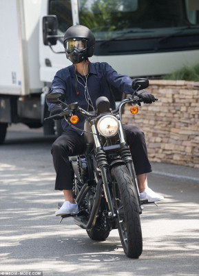 03.08 | Justin Bieber é fotografado em Perth, na Austrália