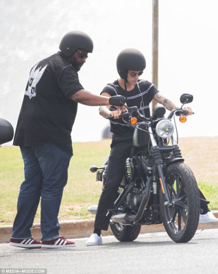 03.08 | Justin Bieber é fotografado em Perth, na Austrália
