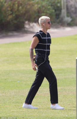 03.08 | Justin Bieber é fotografado em Perth, na Austrália