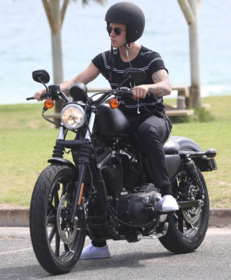 03.08 | Justin Bieber é fotografado em Perth, na Austrália