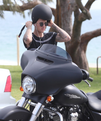 03.08 | Justin Bieber é fotografado em Perth, na Austrália