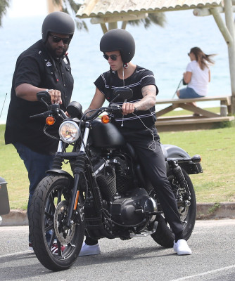 03.08 | Justin Bieber é fotografado em Perth, na Austrália