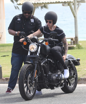 03.08 | Justin Bieber é fotografado em Perth, na Austrália